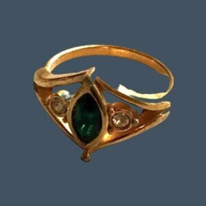 WOMENS GOLD TONE WITH GREEN CENTER DTONE RING Size 5